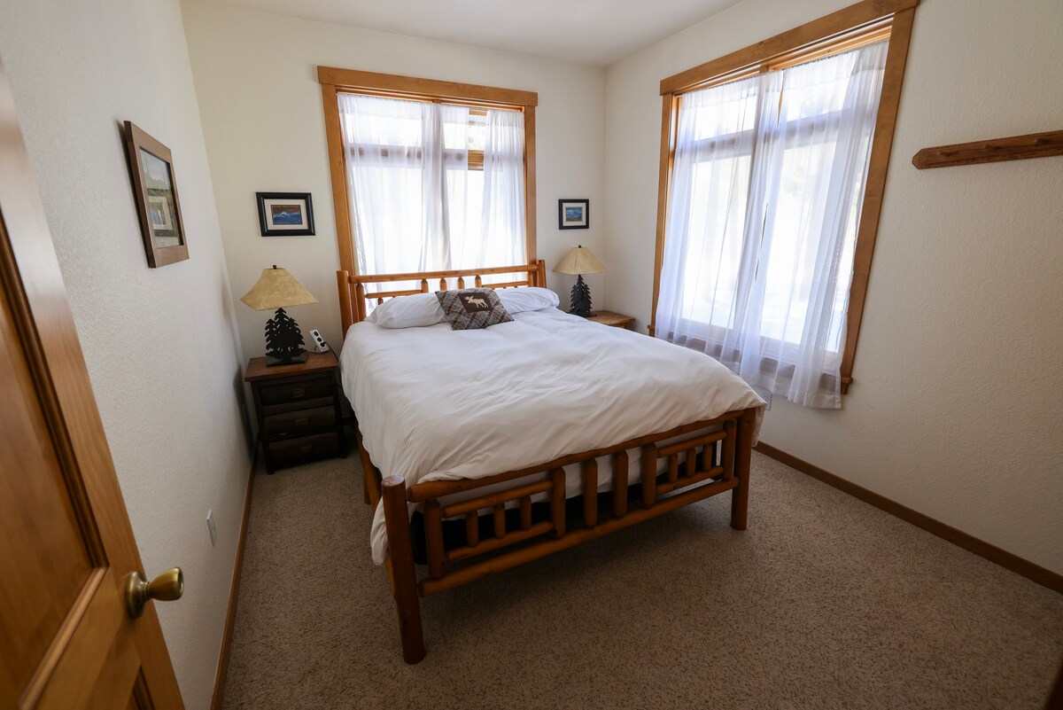 חדר השינה קווין הזה נמצא בקומה הראשית