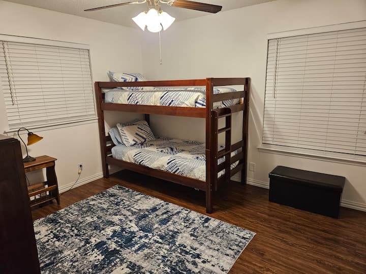 ห้องสองชั้นจัดเป็นเตียงสองชั้น 