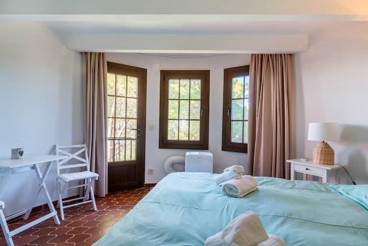 Torenkamer met privétoegang via buitentrap (niet geschikt voor kleine kinderen) 