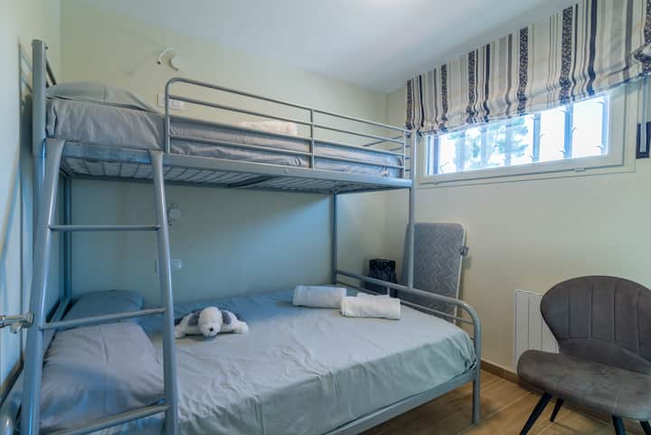 Gelijkvloers - 1 bed is 140cm, upstairs bed is 90cm. In deze kamer kan een babybedje worden toegevoegd.