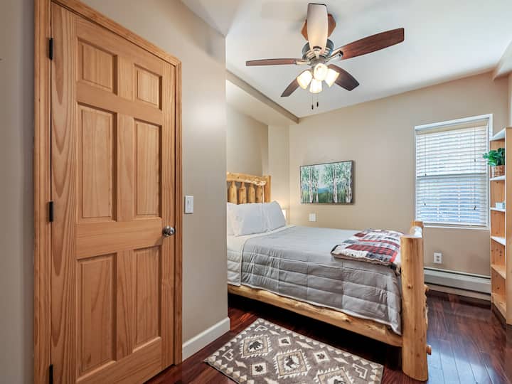 Spálňa s manželskou posteľou sa nachádza na nižšom poschodí/ herňa na prízemí