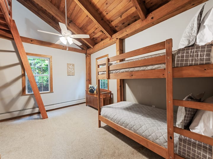 Dvojlôžka s poschodovými posteľami sa nachádzajú na hlavnom poschodí. Kúpeľňa s toaletou Jack N' Jill je pripojená k kúpeľni s toaletou.