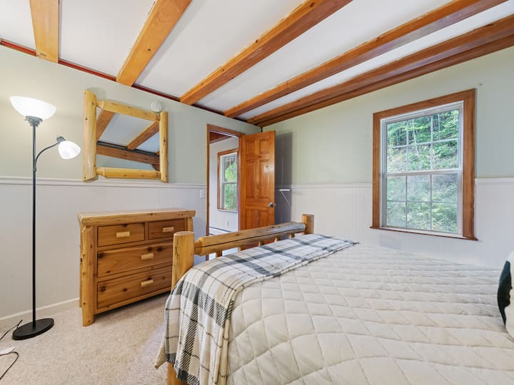 Spálňa s manželskou posteľou sa nachádza na hlavnom poschodí zrubu. 