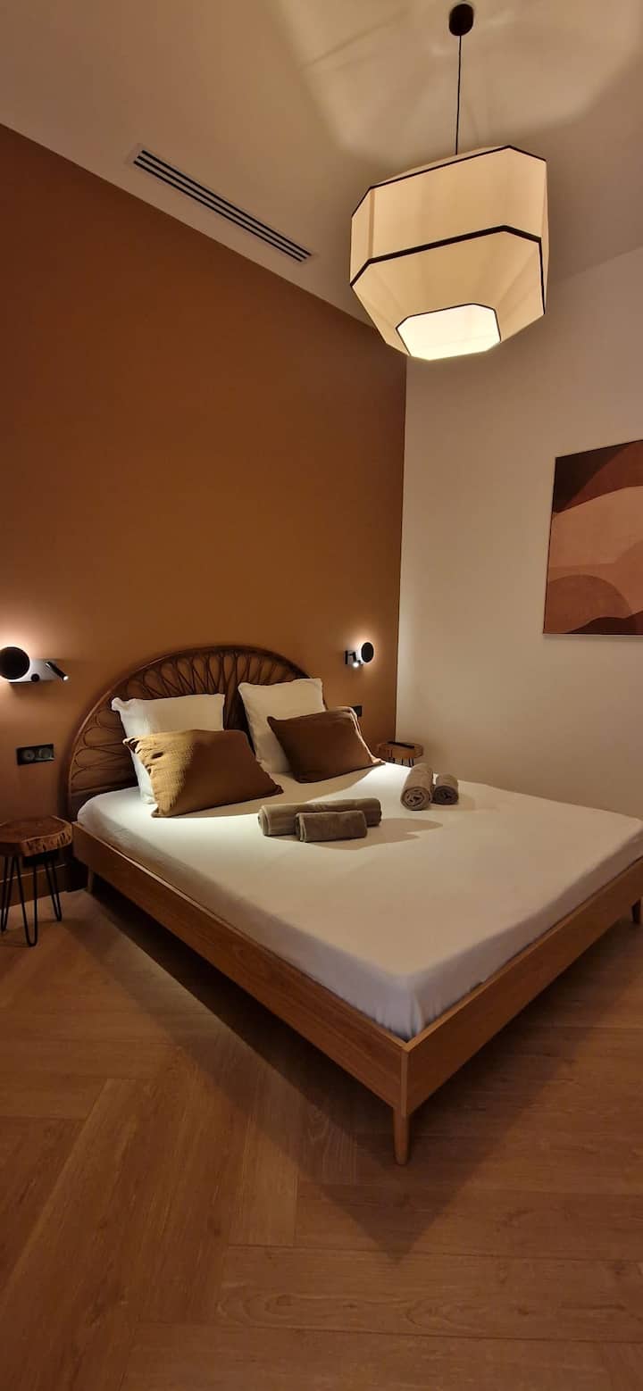 Chambre Principale, KING SIZE 180x200cm, dressing, Climatisation, Matelas Confort, TV
غرفة نوم رئيسية، مضاءة بحجم كينج 180 × 200 سم، ضماد، مكيف هواء، مرتبة مريحة، تلفزيون