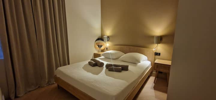 Chambre Principale, KING SIZE 160x200cm, dressing, Climatisation, Matelas Confort, TV
غرفة نوم رئيسية، حجم كينج مضاءة 160 × 200 سم، ضماد، مكيف هواء، مرتبة مريحة، تلفزيون