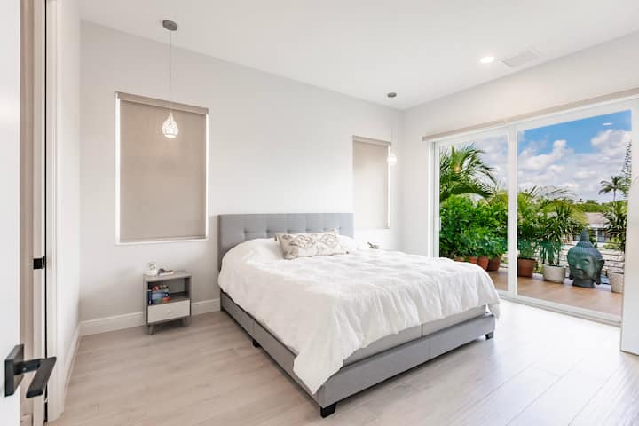 La paz y la tranquilidad se encuentran en este dormitorio principal. 
La cama es una cama para dormir, por lo que puedes ajustar la configuración para que sea más suave o más firme. Una de las mejores camas que tendrás.