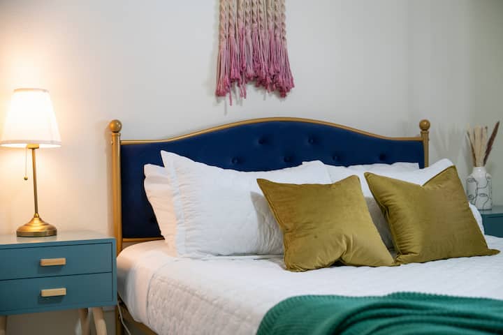 Krevat dopio ka një dyshek me sfungjer memory për rehati maksimale, me 4 jastëkë (të butë dhe të fortë) dhe jorganë të butë me cilësi hoteli, çarçafë dhe perde që bllokojnë dritën për të siguruar një gjumë të qetë.
Stacioni i karikimit të telefonit i përfshirë