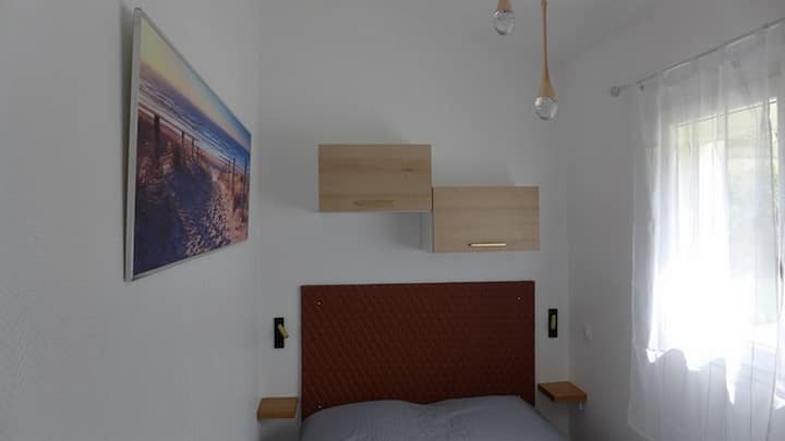 غرفة نوم كاملة القدم مكشوفة للشرق، مع: سرير مزدوج 140 × 190 سم، وخزانة ملابس كبيرة، وصندوقين للوح الرأس، ونافذة كبيرة ومصراع بكرة كهربائية.