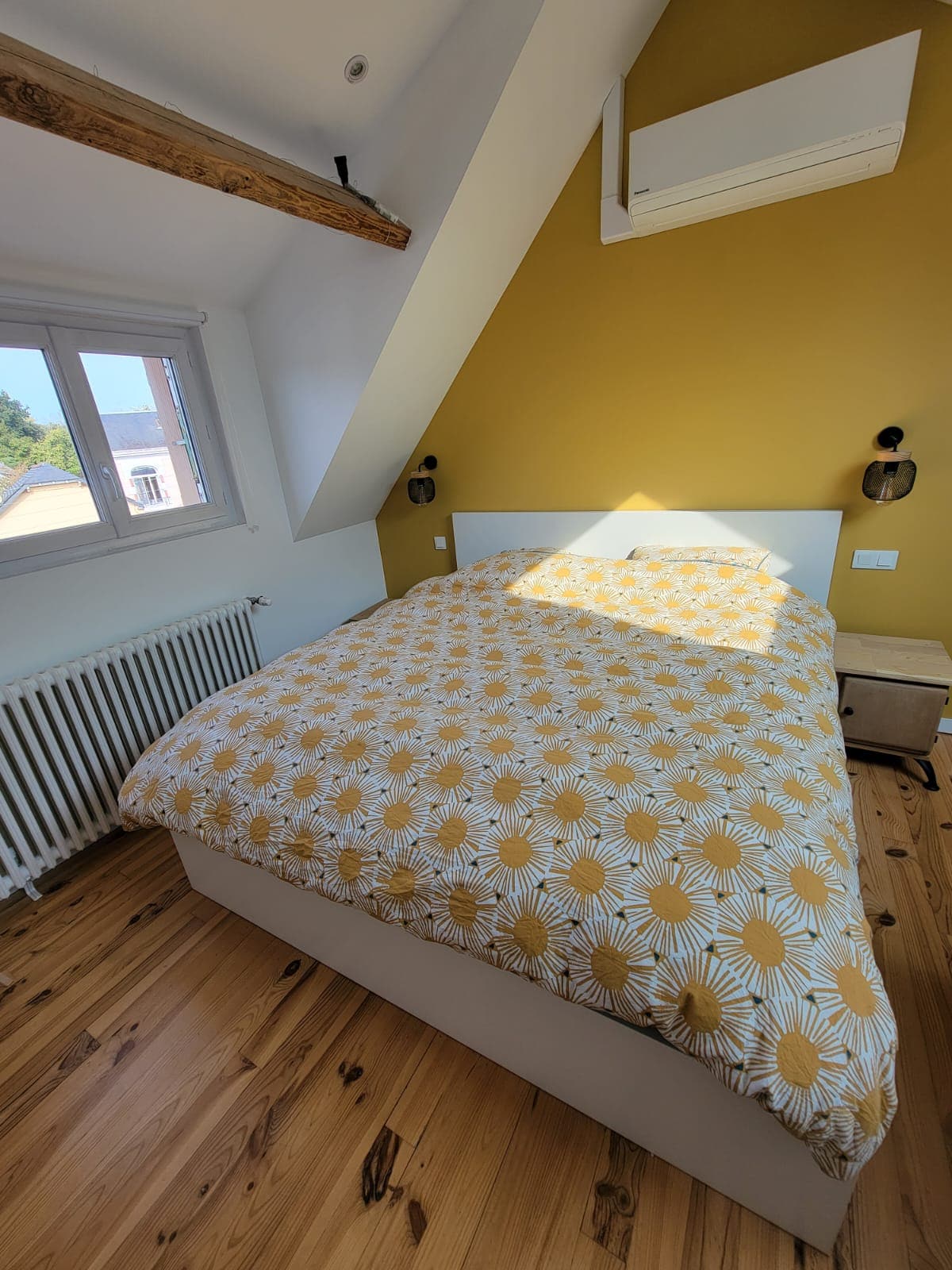 חדר שינה ממוזג גדול הממוקם בקומה השנייה ומציע מיטת קינג סייז (180x200) עם מצעים איכותיים. 