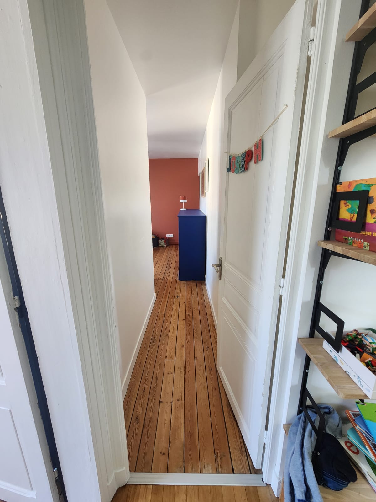 חדר שינה שבו חלק ממתלה הבגדים יהיה זמין לאחסון הבגדים שלכם. 