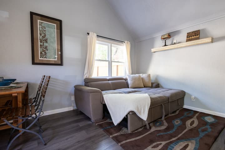 *New* Riverside Tiny Home Gem, 5 Min Unr + Grill - Reno, NV