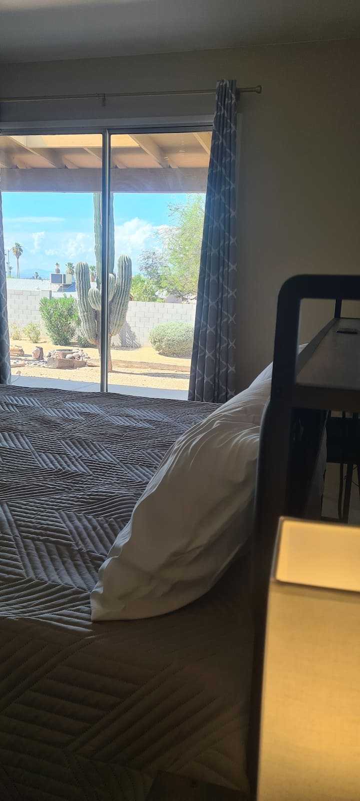 Vista desde el dormitorio con cama tamaño king