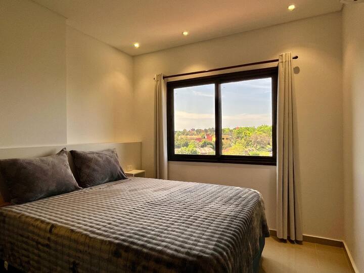 Relájate en esta habitación luminosa con una cama queen de diseño exquisito y función de masaje que te hará sentir en un spa. Con aire acondicionado, dos almohadas a elegir y vistas encantadoras, es el espacio ideal para disfrutar y descansar.