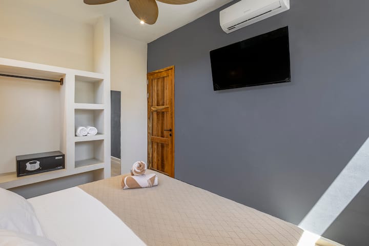 Habitación principal, armario con caja fuerte, aire acondicionado , TV y ventilador de techo