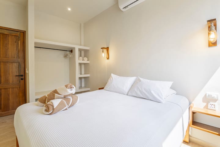 Segunda habitación, con aire acondicionado, ventilador de techo, enchufes universales y luces regulables