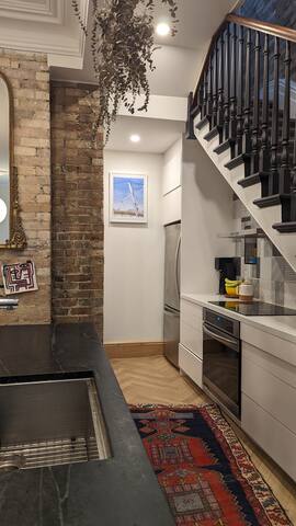 Stunning Victorian in downtown gallery image 3