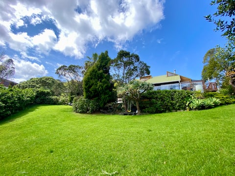 Spacious Family Retreat~Peaceful Oasis in the City