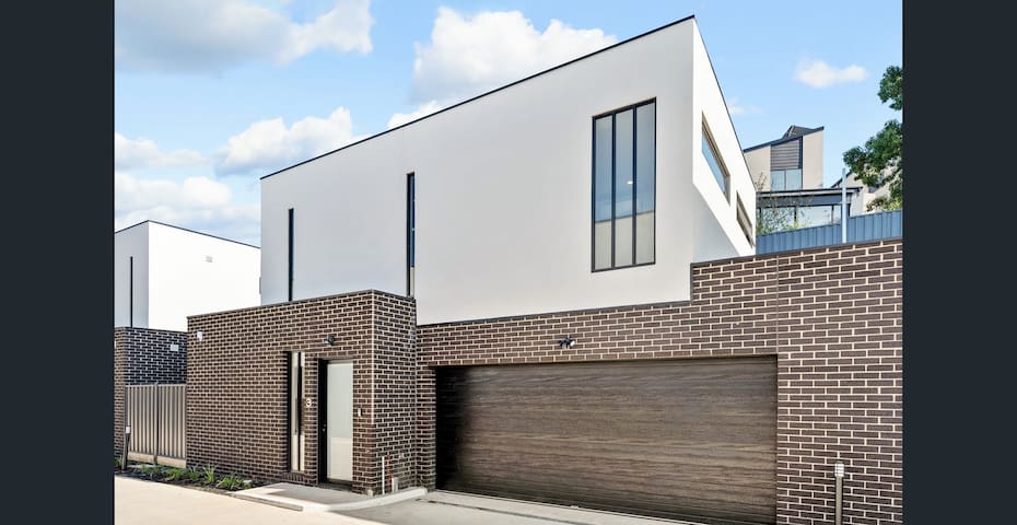 Brand New 3bd/2ba in Upscale Neighbourhood