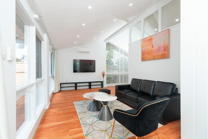 Modern Cozy -4bedcot+pets Allowed+freewifi +2tv - Tea Tree Gully