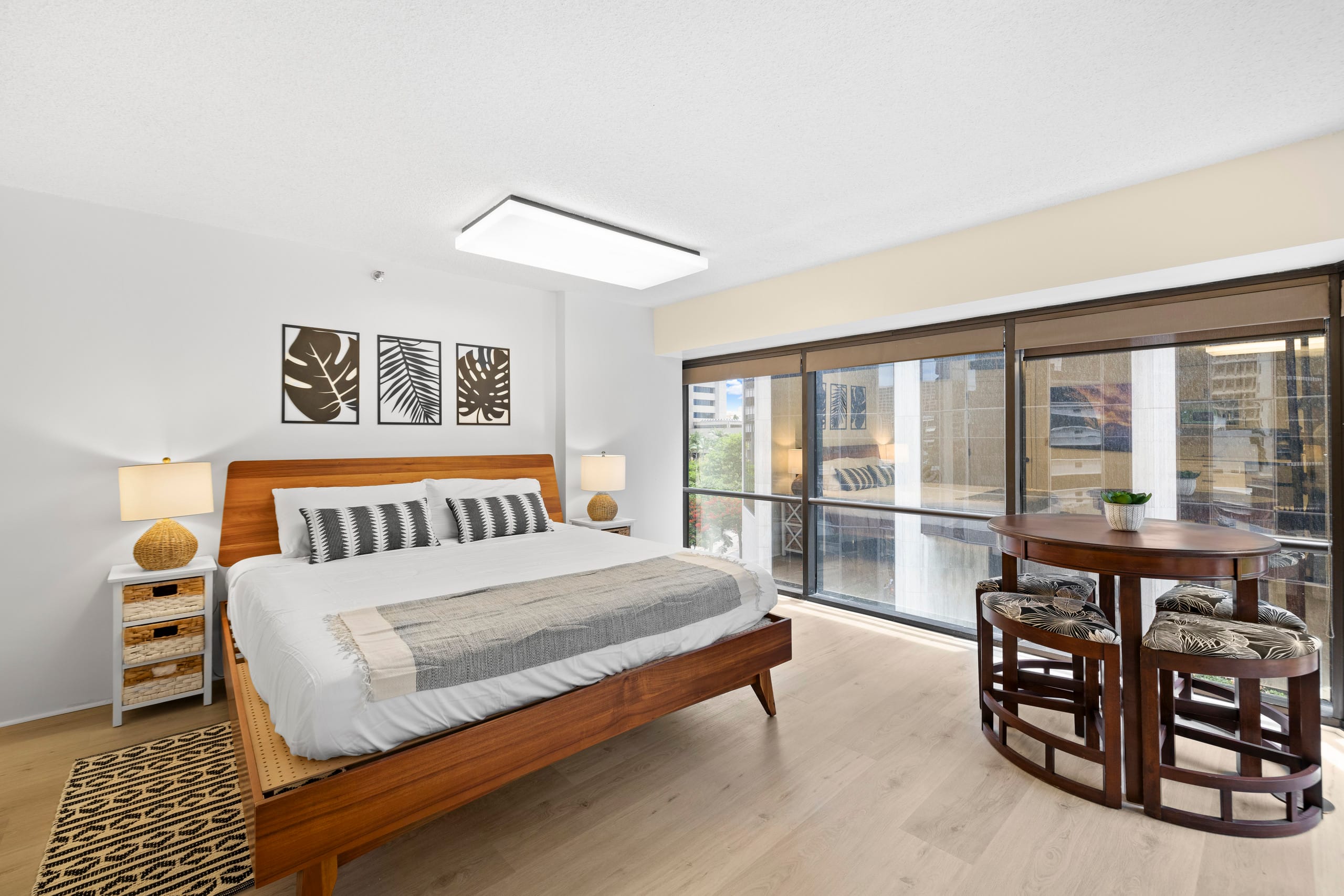 Downtown Honolulu 1BR Suite: Parking, Jacuzzi, etc - Image 1