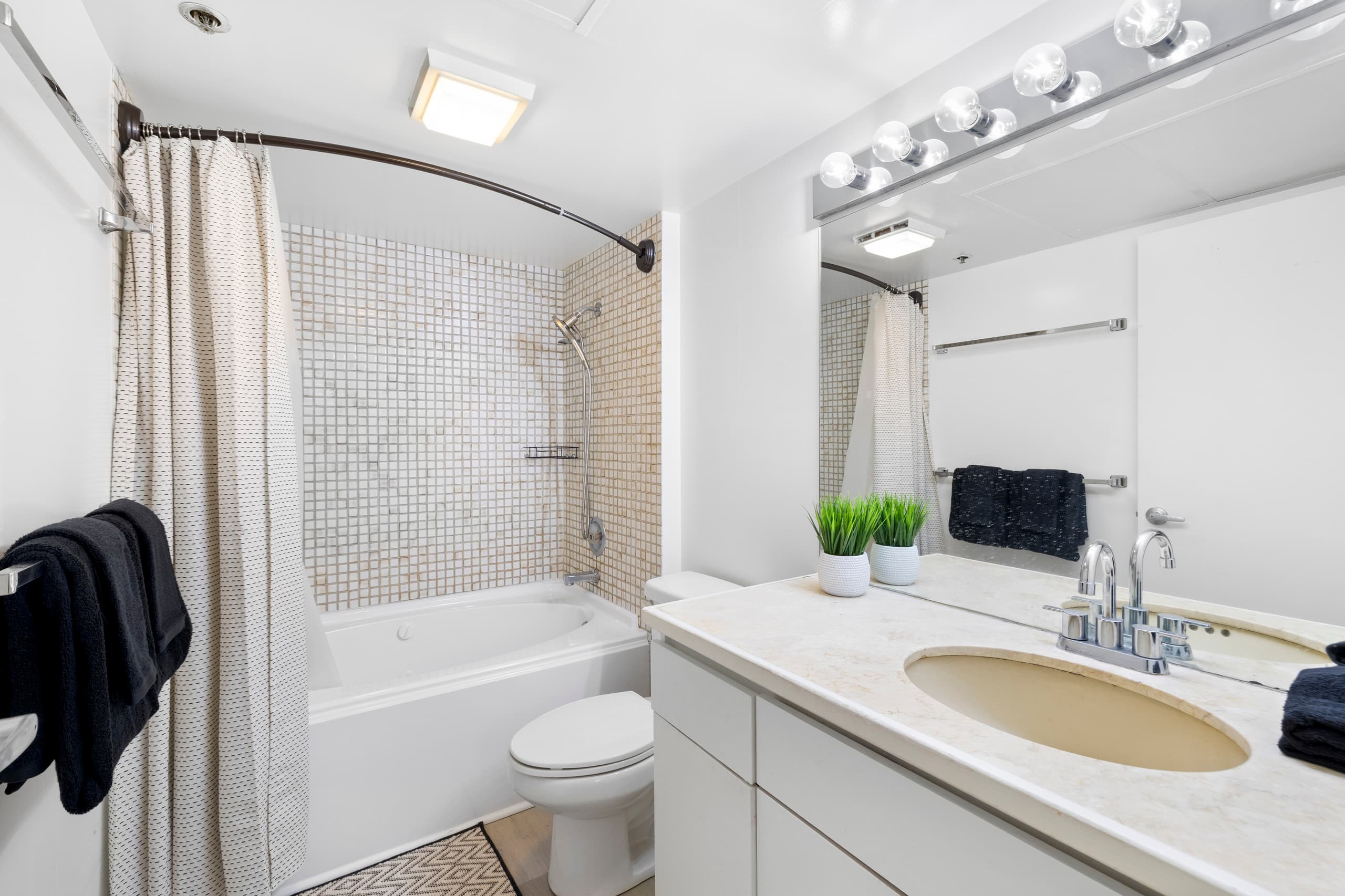 Downtown Honolulu 1BR Suite: Parking, Jacuzzi, etc - Image 23