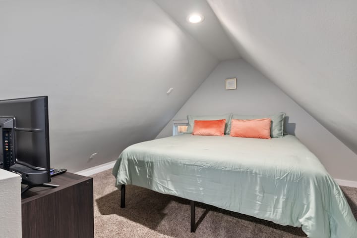 Upstairs Bedroom - King Bed, TV