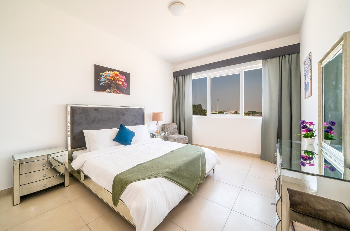 Тази просторна спалня разполага с плюшено двойно легло king size, украсено с първокласно спално бельо, което осигурява спокоен нощен сън с ваканционни домове Happy Star.