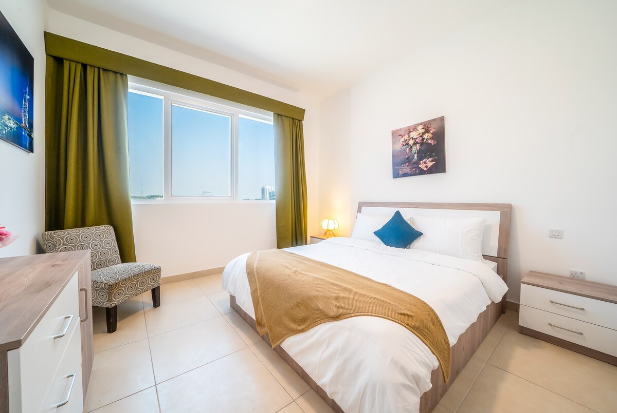 насладете се на спокойна атмосфера в тази елегантно обзаведена спалня, оборудвана с изискан декор и меко осветление за спокойна атмосфера с ваканционни домове Happy Star.