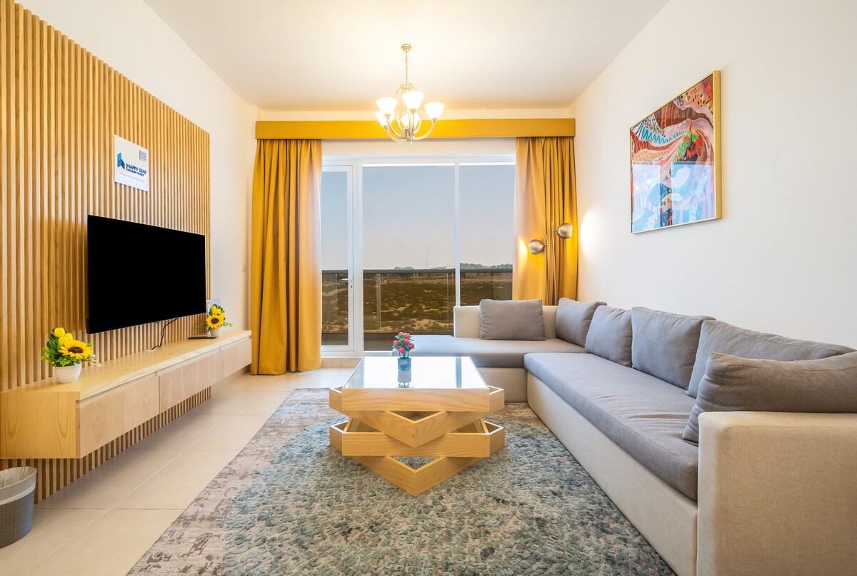 Влезте в просторна всекидневна, изпълнена с естествена светлина, с модерно обзавеждане и уютна атмосфера, идеална за отдих с ваканционни домове Happy Star.