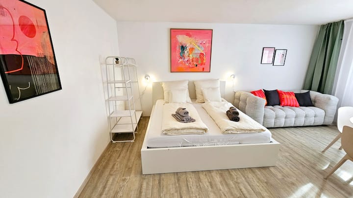 מיטת קינג סייז גדולה (180x200) למספיק מקום ושינה טובה.
הטלוויזיה החכמה בגודל 50 אינץ' מספקת בידור טוב
