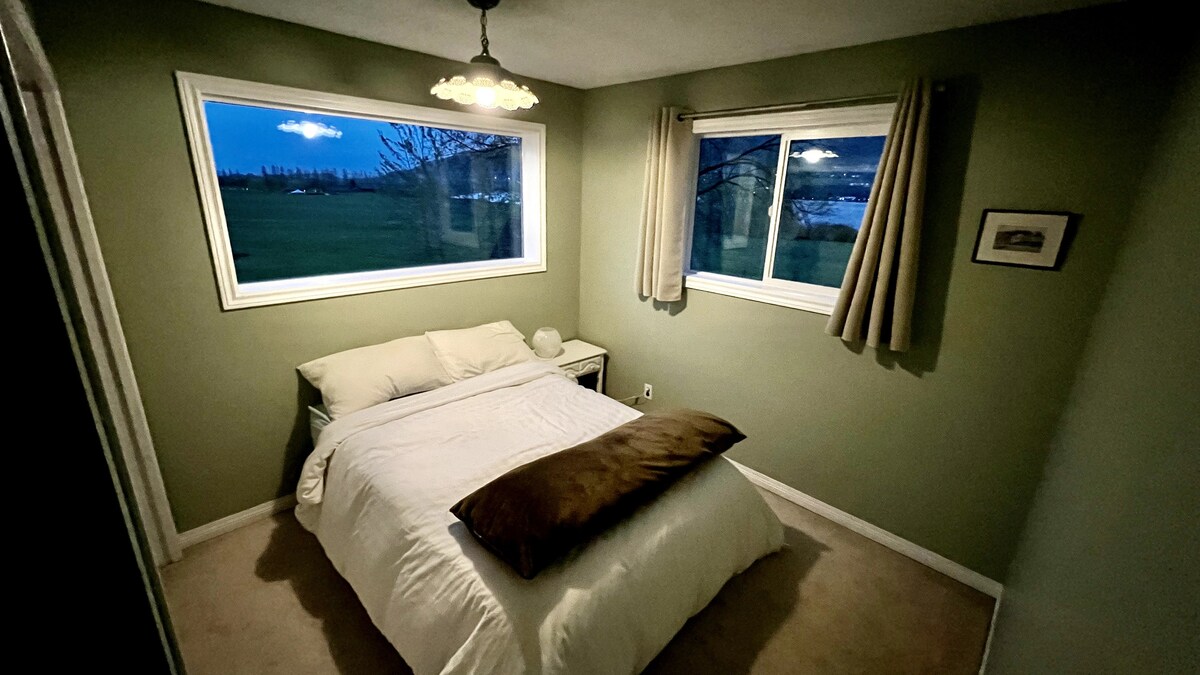 带双人床的客房