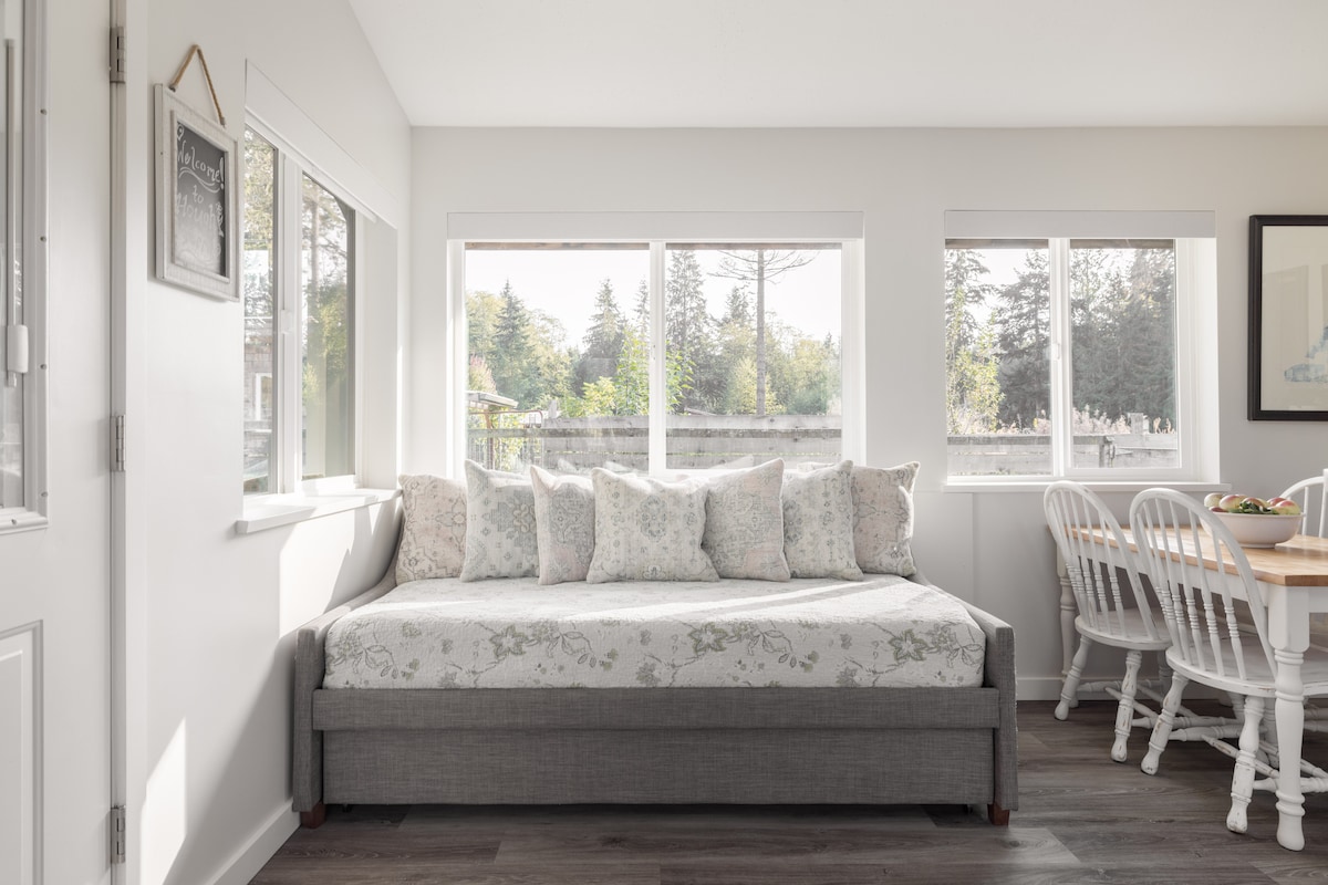 Леглото с две единични легла има два единични матрака с фино спално бельо. 