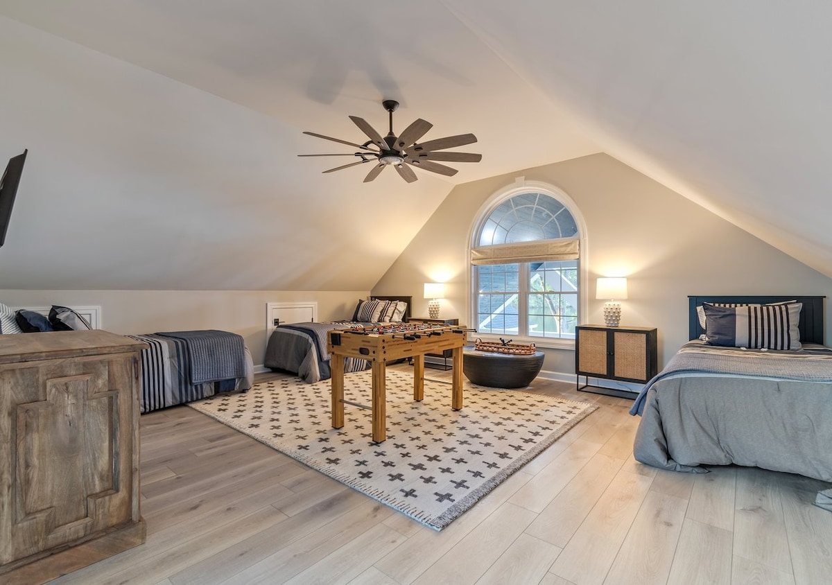 ห้องนี้มีเตียงแฝด 3 หลังและโซฟาแบบดึงออกได้เต็มรูปแบบและตั้งอยู่เหนือโรงรถ นอกจากนี้ยังมีทีวีฟูสบอลและ pacman arcade