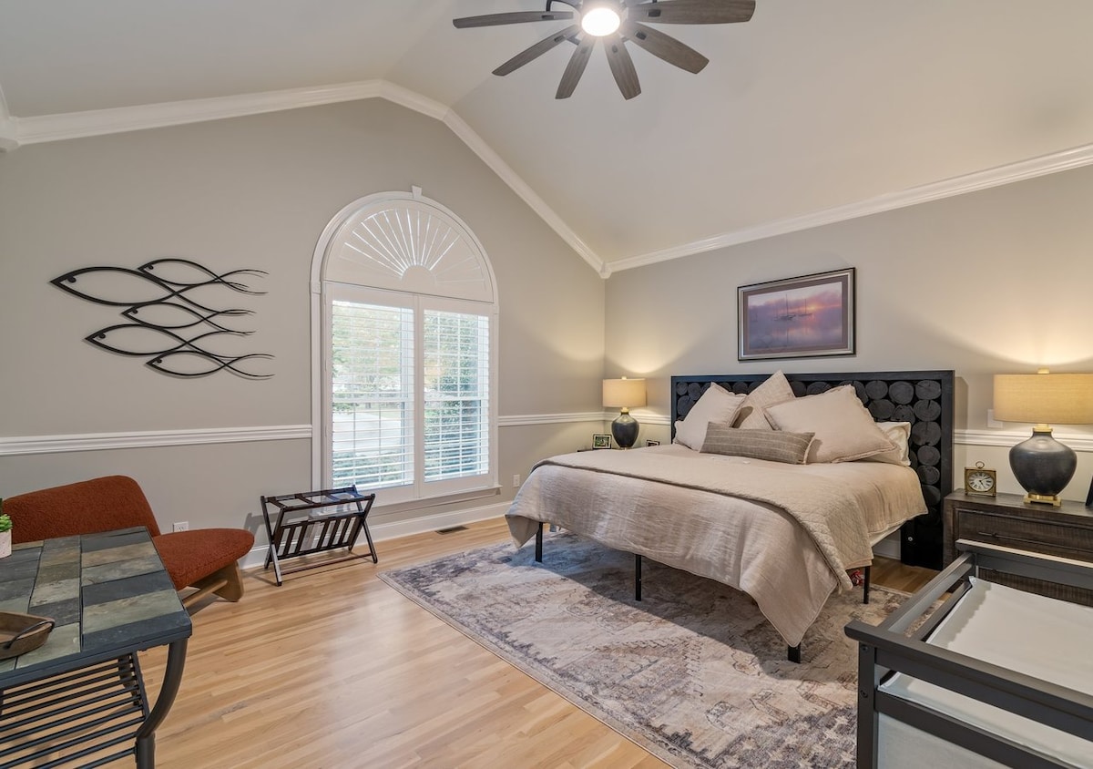 ห้องรองที่ชั้น 1 มีเตียงคิงไซส์และโต๊ะเปลี่ยนผ้าอ้อมสำหรับเด็กเล็กในห้อง