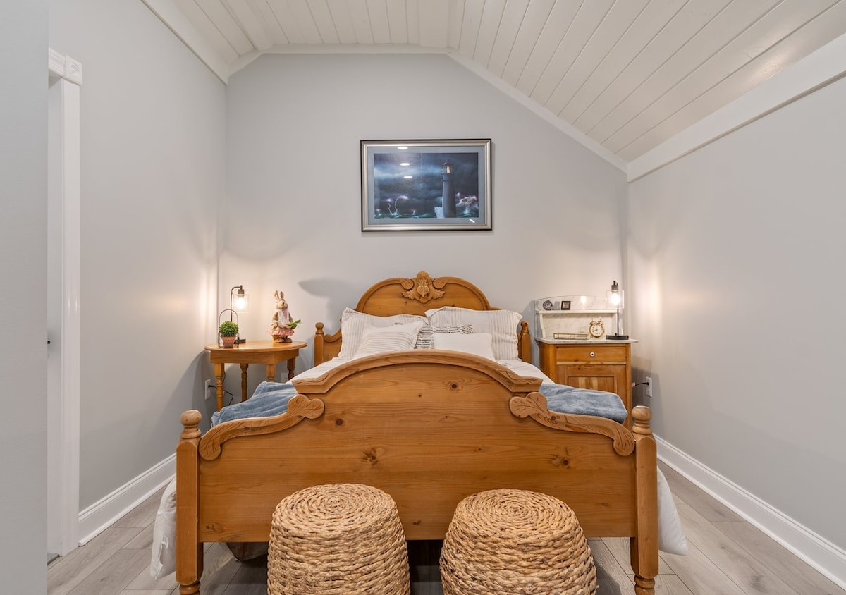 นี่เป็นเตียงควีนไซส์ชั้นบนที่มีห้องน้ำในตัว