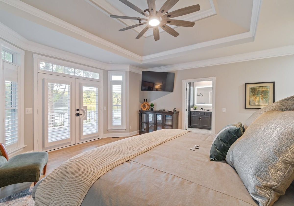 เตียงคิงไซส์ในห้องนอนใหญ่ที่ชั้นแรก