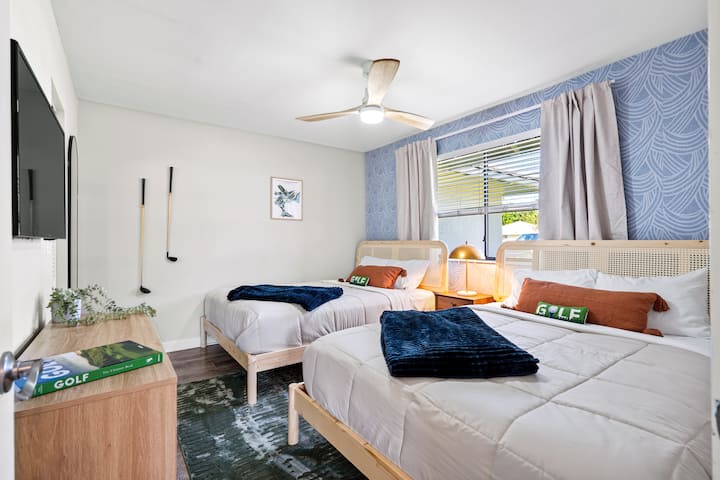 Dhomë gjumi e dytë me tematikë golfi me dy krevate dopio "queen". Përmban një dollap të vogël dhe një televizor inteligjent!