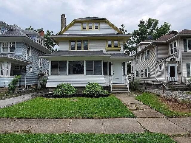 Conveniently located 6 Bedroom Home Next to U of R gallery image 2