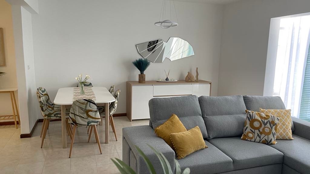 გასაშლელი დივანი (2 ადამიანი) დაკავშირებული ტელევიზორი 6 ადგილიანი სასადილო მაგიდა