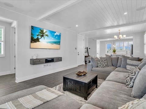 Successful Airbnb property: Bayview Pointe! Luxury Villa near Anna Maria isle! in Cortez