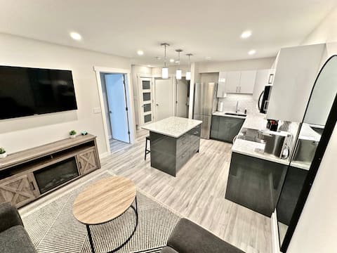 Popular Airbnb listing: The Caroline Beautiful, Clean & Cozy Luxury Suite in University Heights Sector