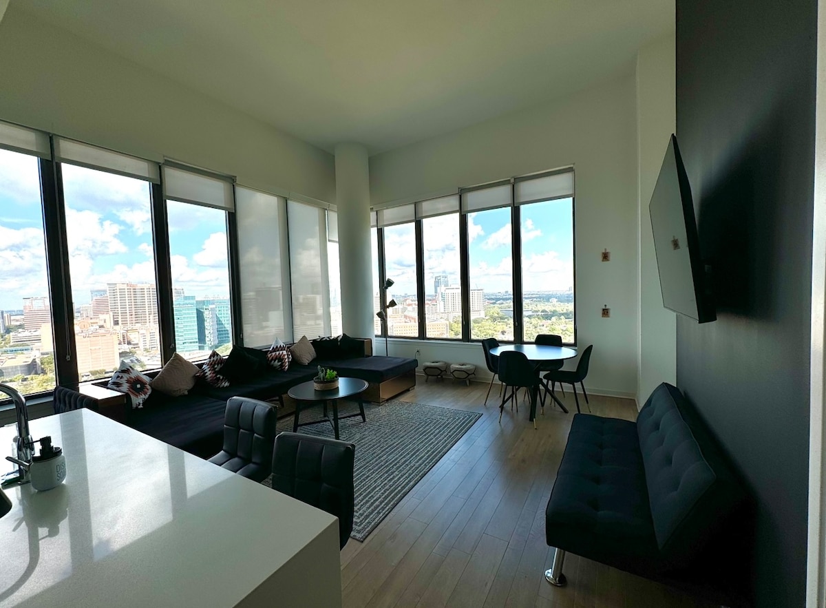 Top Airbnb: 4 BD Penthouse:City View + Pool in Medical Center Area