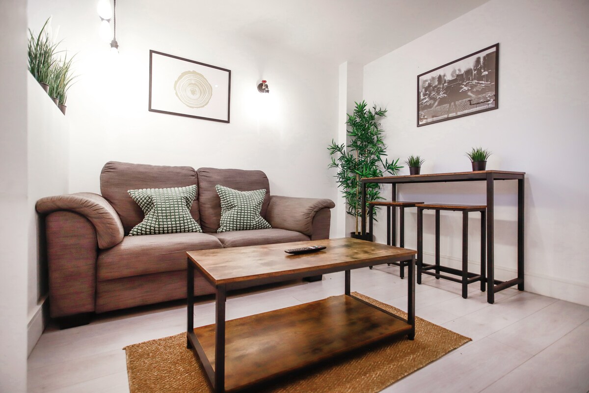 Popular Airbnb listing: 12 Comm Road Apps *Long Stay*Sleeps 2*Studio in Central Swindon South