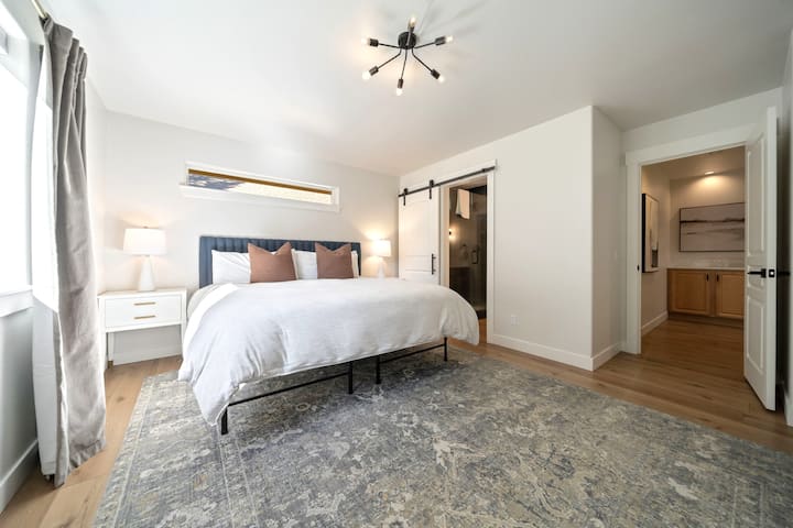 Napakalaking pangunahing suite na may king bed, nakatalagang lugar sa opisina, pribadong door to back deck, at magandang sliding barndoor sa pangunahing ensuite na banyo. May karagdagang 2 rollaway twin bed (pinakamainam para sa maliit na may sapat na gulang o bata) na naka - imbak sa aparador.