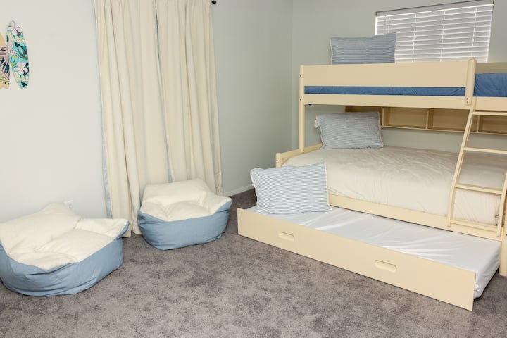 Dormitorio 3, ubicado en el segundo piso y equipado con una litera con una cama de matrimonio y dos camas individuales. 