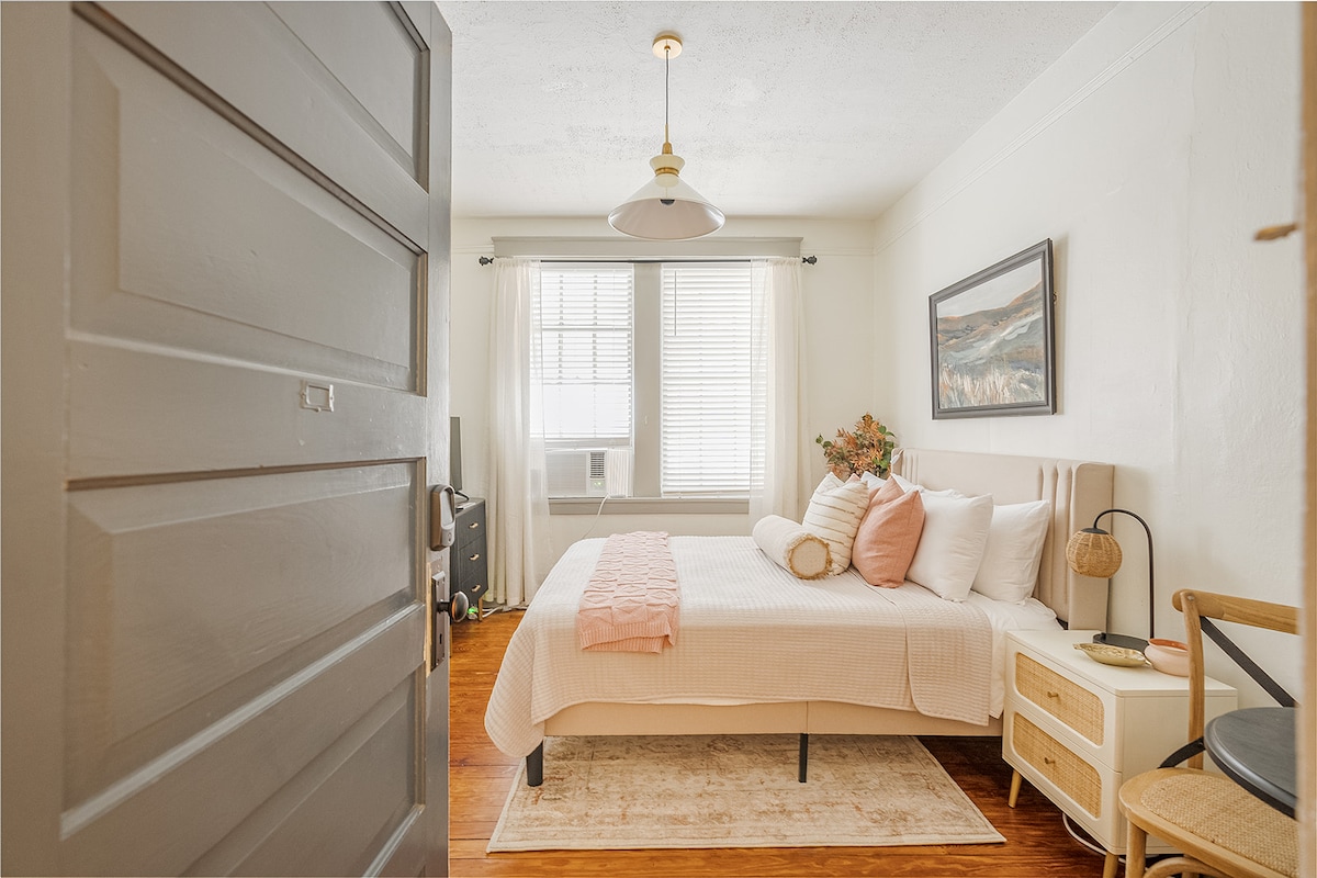 We are thrilled to host you in this studio condo son Oglethorpe Square! This condo is burning with charm!