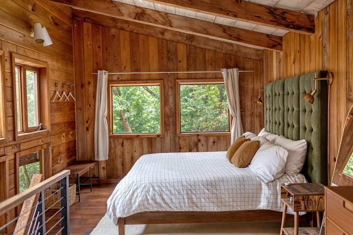Massive loft suite with a king-sized memory foam bed from Nectar (medium-firm). Both soft and firm pillows provided so you can customize your sleep. Fall asleep to starlight and wake to sun-dappled forest views from your cozy woodland retreat.