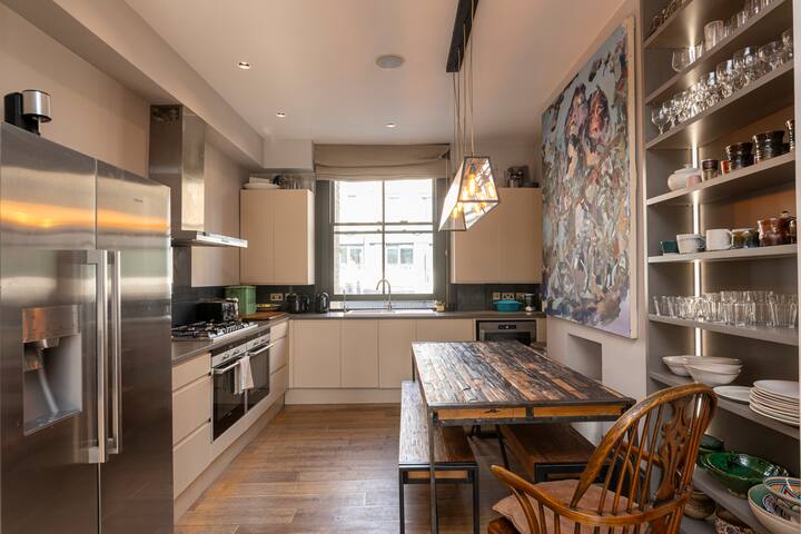 Nottinghill Town House ~ Roof Terrace ~ King Beds gallery image 2