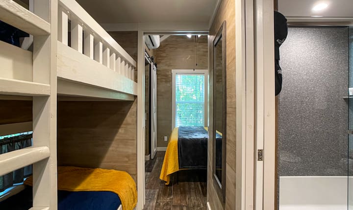Por favor, ten en cuenta que esta no es una habitación cerrada. Esto se encuentra en el pasillo frente al baño y el dormitorio principal.