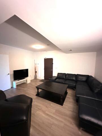 1800 sf spacious town house 6 large beds gallery image 3